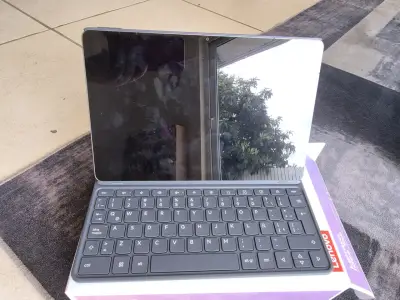 Tablet Lenovo con teclado desmontable y lápiz - miniatura 1