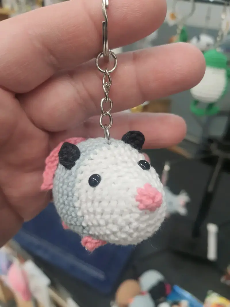 Llavero de crochet con diseño de zarigüeya - 1