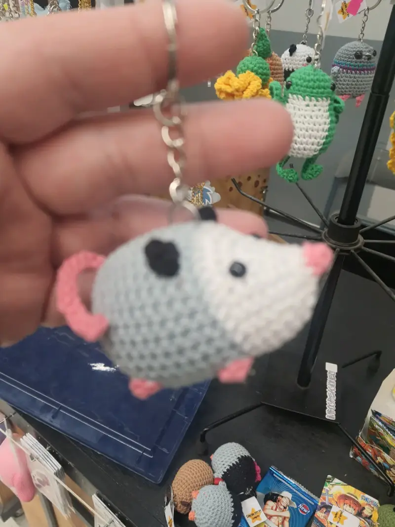 Llavero de crochet con diseño de zarigüeya - 2