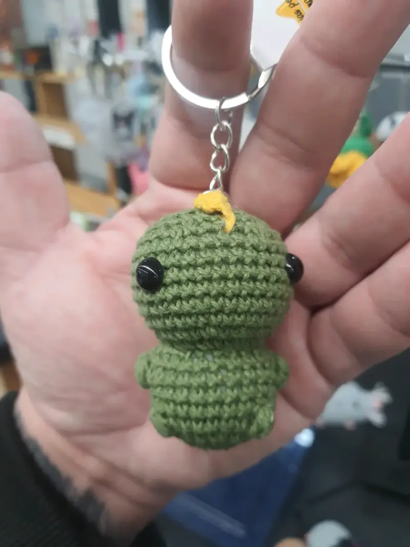 Llavero amigurumi dinosaurio verde tejido a mano - 1