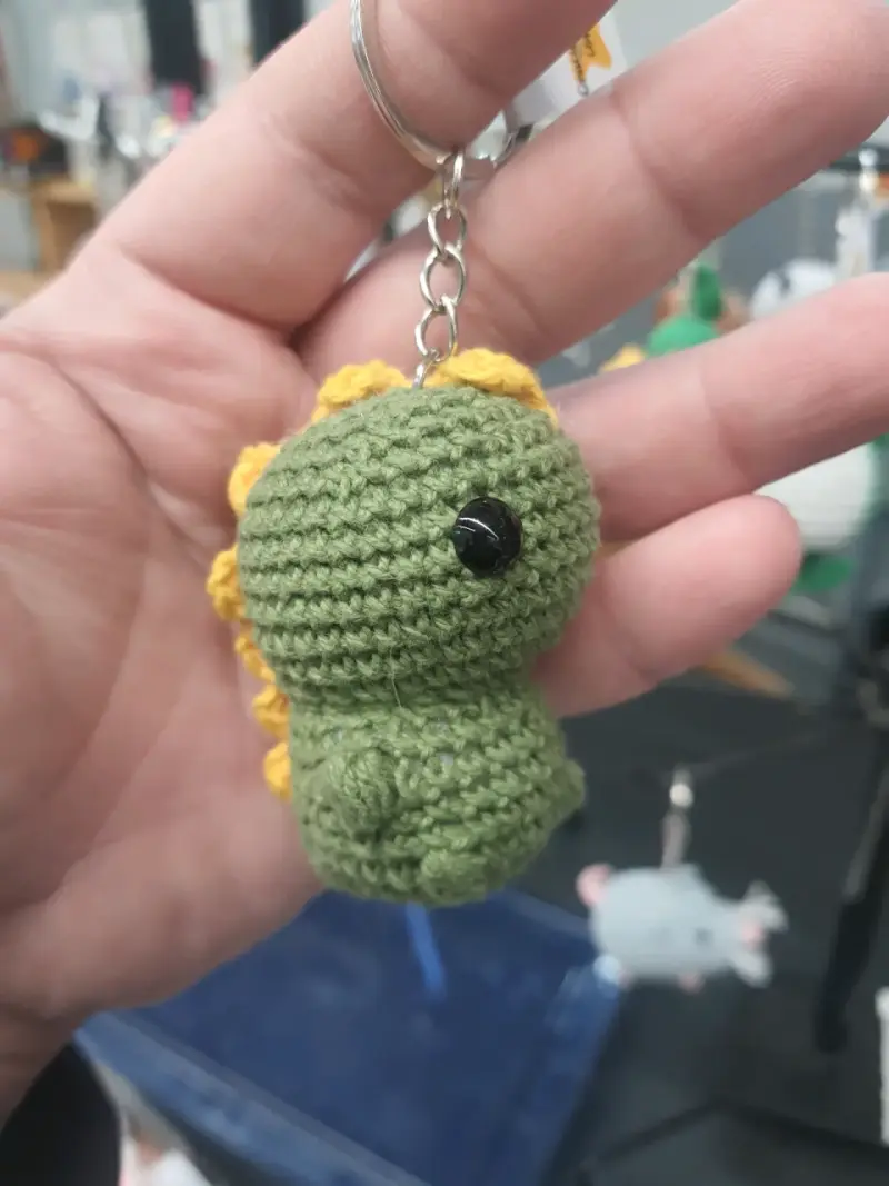 Llavero amigurumi dinosaurio verde tejido a mano - 2
