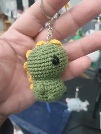 Llavero amigurumi dinosaurio verde tejido a mano - miniatura 2