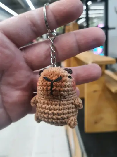 Llavero tejido a mano capybara - miniatura 1