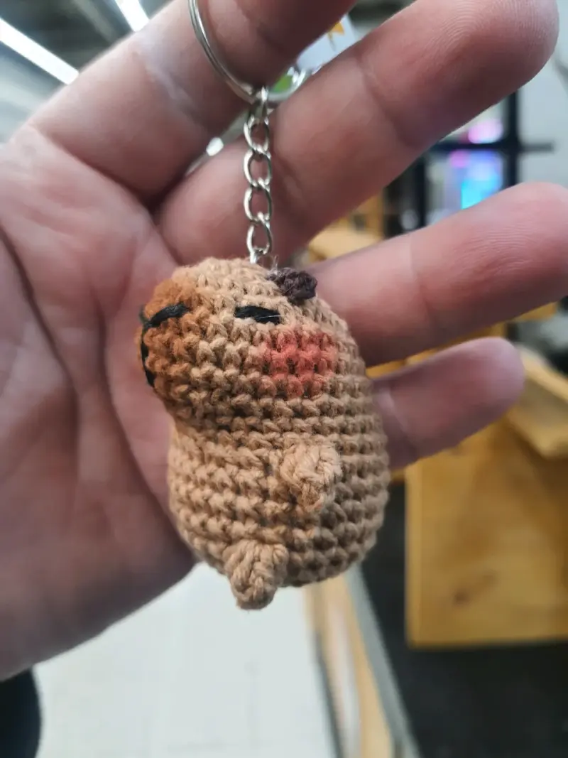 Llavero tejido a mano capybara - 2