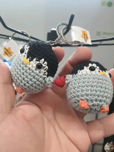 Llavero de pareja de pingüinos tejidos a crochet - miniatura 1