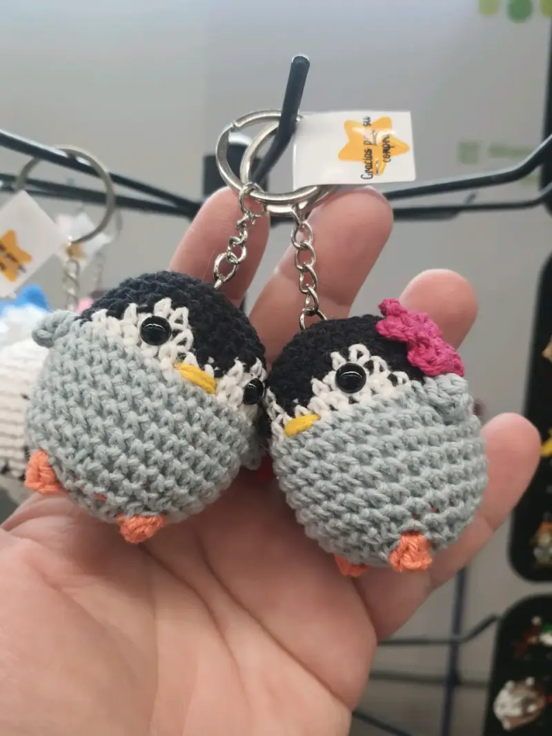 Llavero de pareja de pingüinos tejidos a crochet - 2