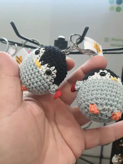 Llavero de pareja de pingüinos tejidos a crochet - miniatura 3