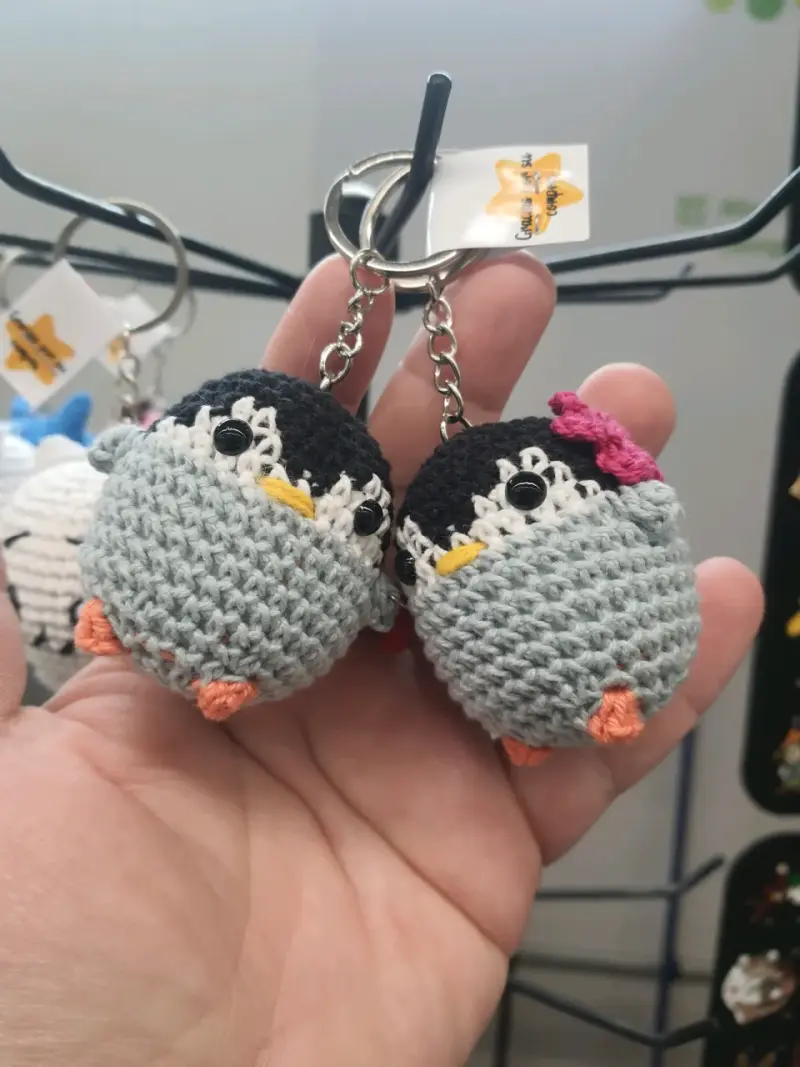 Llavero de pareja de pingüinos tejidos a crochet - 4