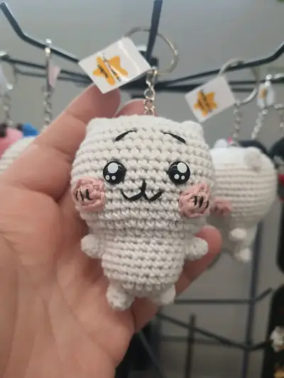 Llavero amigurumi chikawa tejido a mano - miniatura 1
