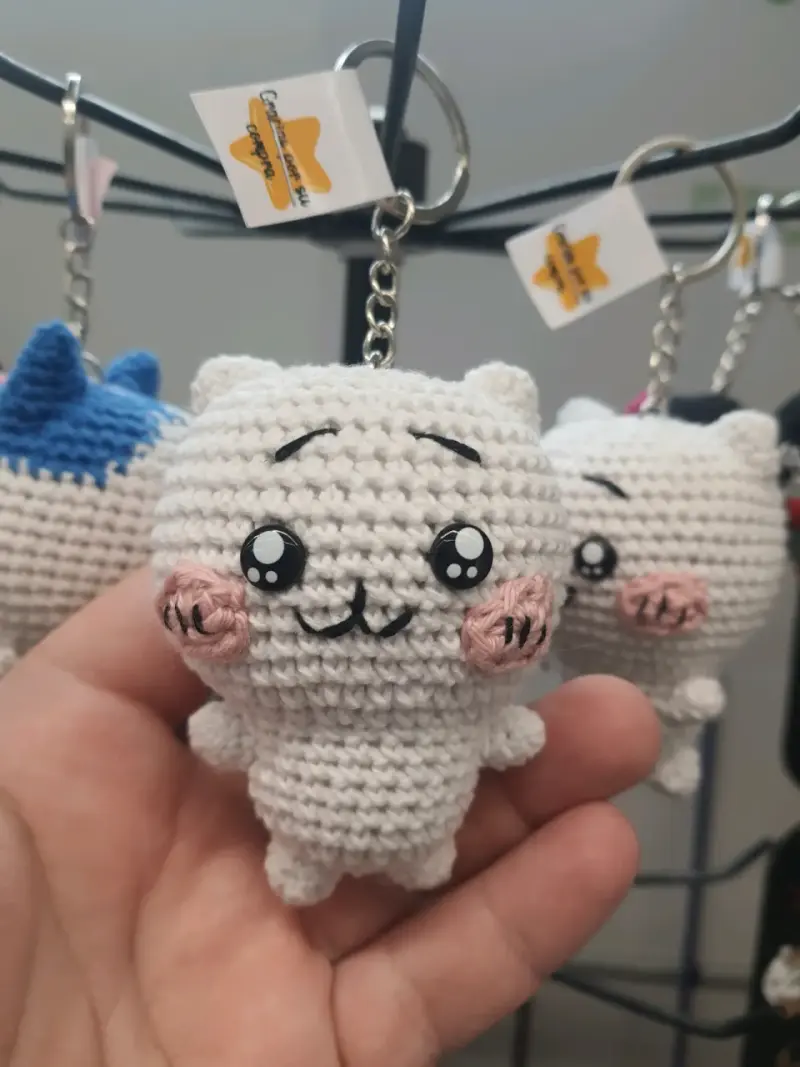 Llavero amigurumi chikawa tejido a mano - 2