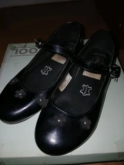 Zapatos de cuero negros para niña con flores - miniatura 1