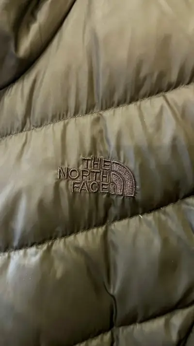 Chaqueta acolchada negra The North Face para mujer - miniatura 2
