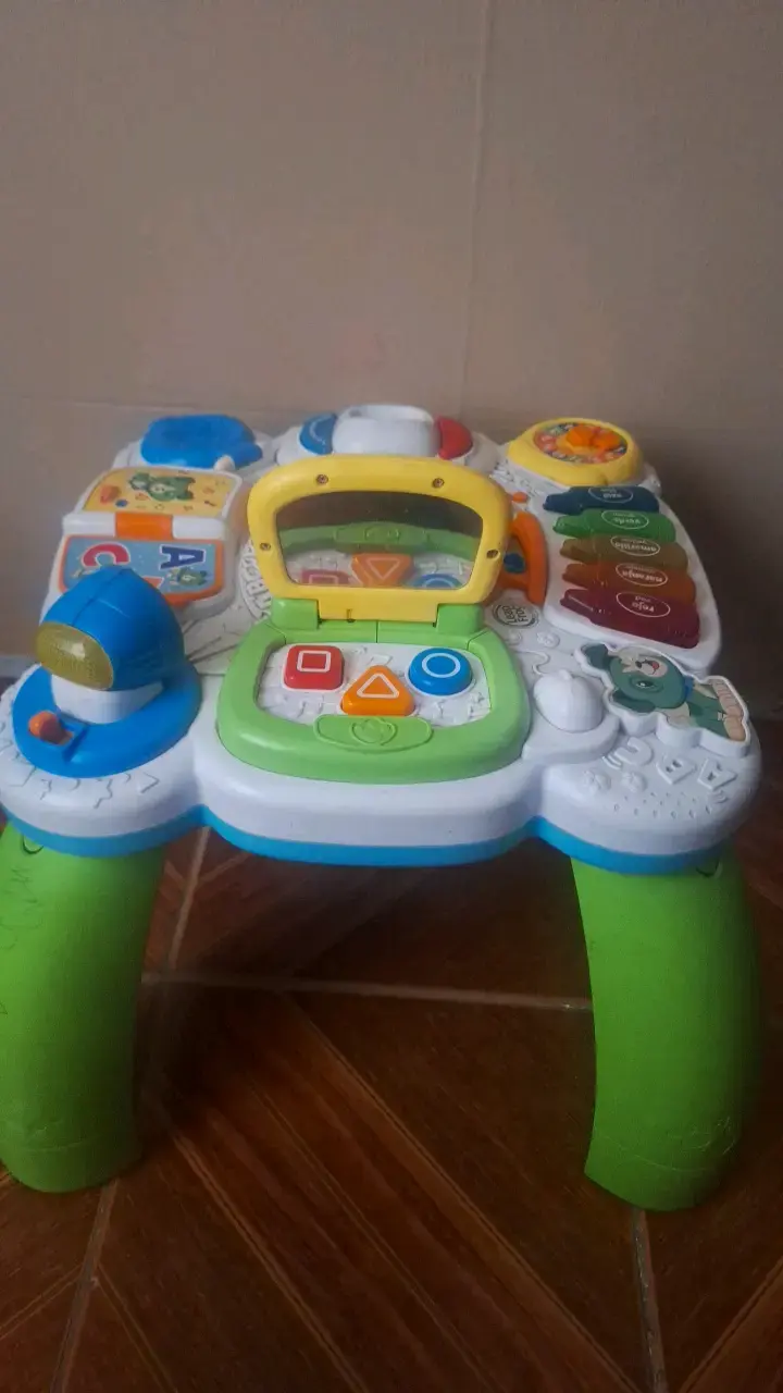 Mesa de actividades para niños con juegos interactivos