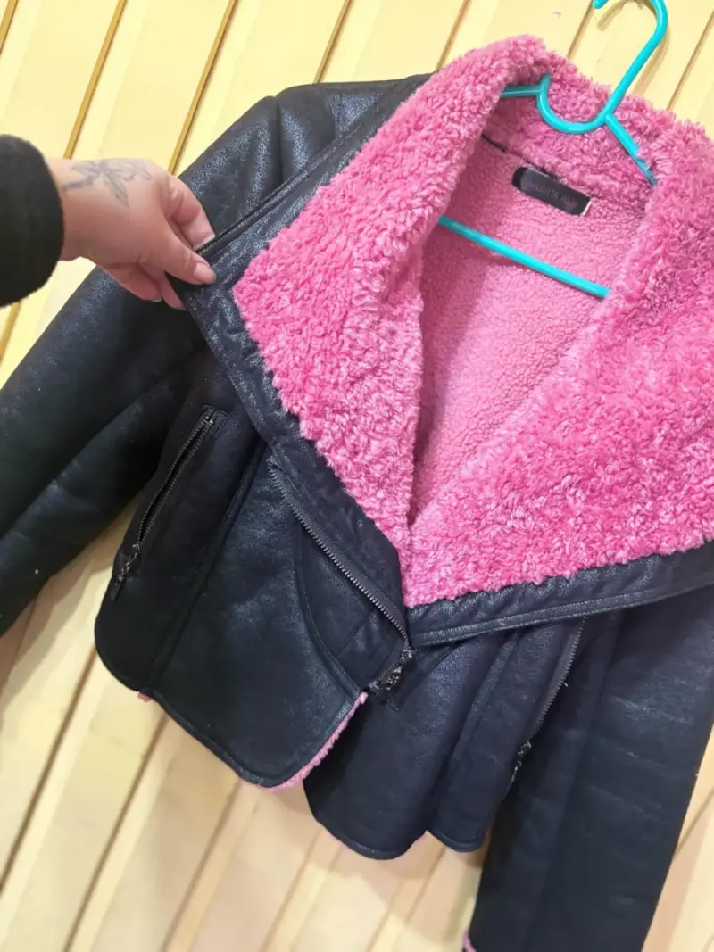 Chaqueta biker negra con interior teddy rosado