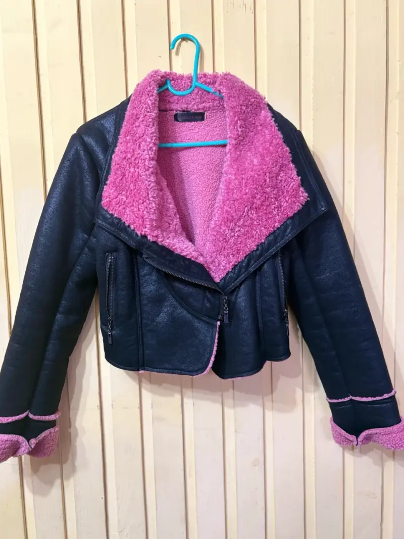 Chaqueta biker negra con interior teddy rosado - 2