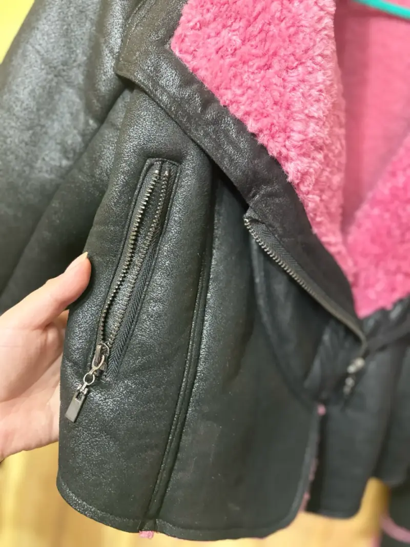 Chaqueta biker negra con interior teddy rosado - 5