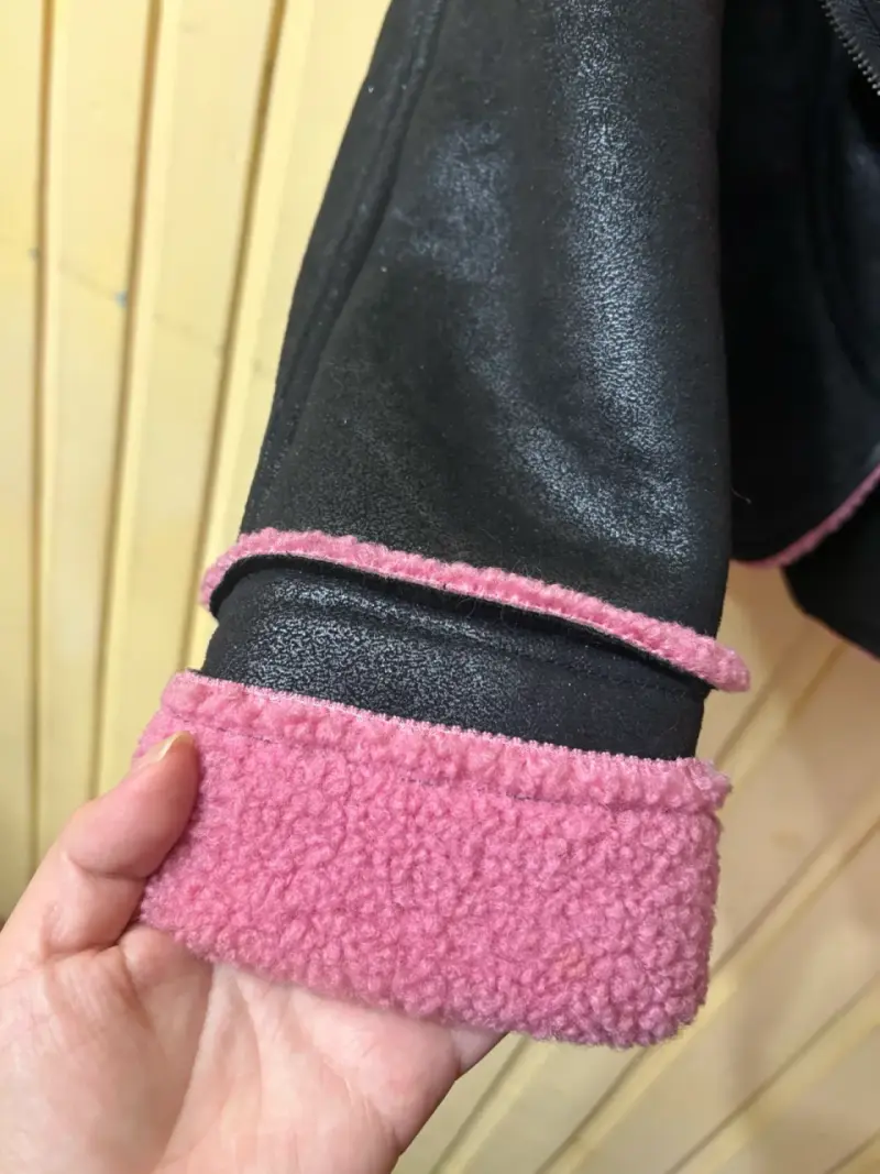Chaqueta biker negra con interior teddy rosado - 6