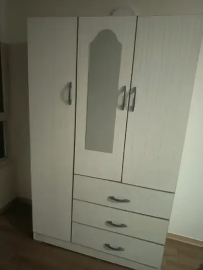Ropero de madera con espejo y cajones - miniatura 2