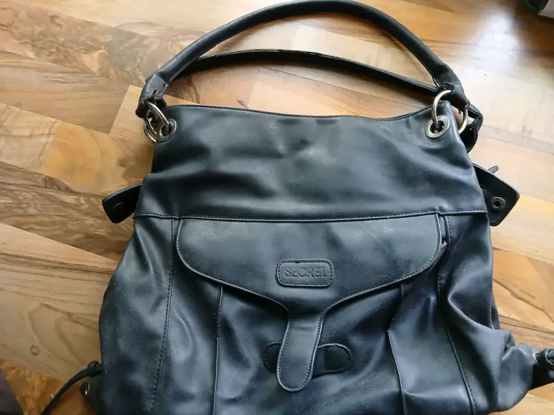 Cartera negro Secret con asa resistente