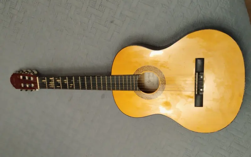 Guitarra clásica de madera en buen estado - 1