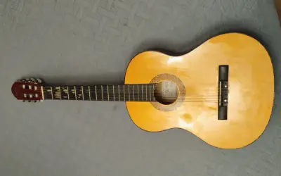 Guitarra clásica de madera en buen estado - miniatura 1