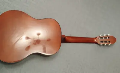 Guitarra clásica de madera en buen estado - miniatura 2