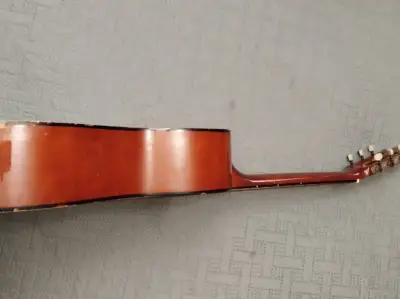 Guitarra clásica de madera en buen estado - miniatura 3