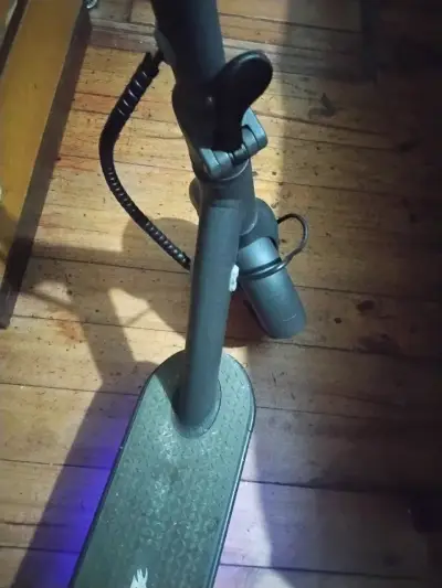 Scooter eléctrico Skuter con pantalla LED - miniatura 1