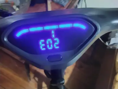 Scooter eléctrico Skuter con pantalla LED - miniatura 2