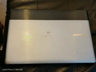 Laptop Samsung con signos de uso - miniatura 1