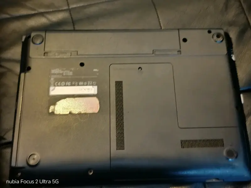 Laptop Samsung con signos de uso - 2