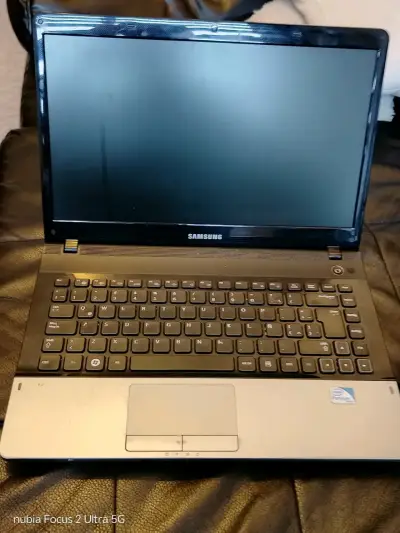Laptop Samsung con signos de uso - miniatura 3