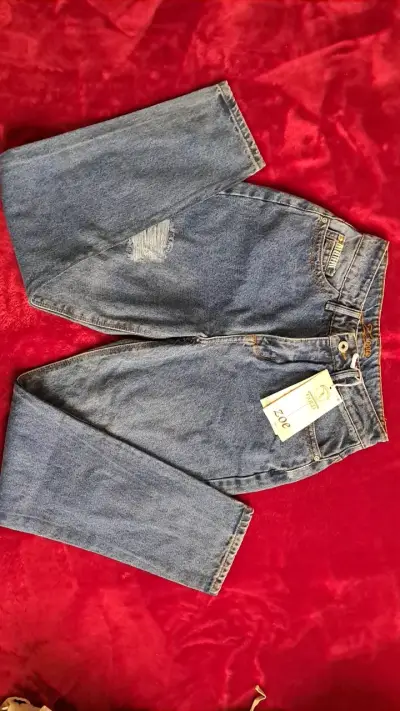 Jeans de mezclilla azul con diseño desgastado - miniatura 1