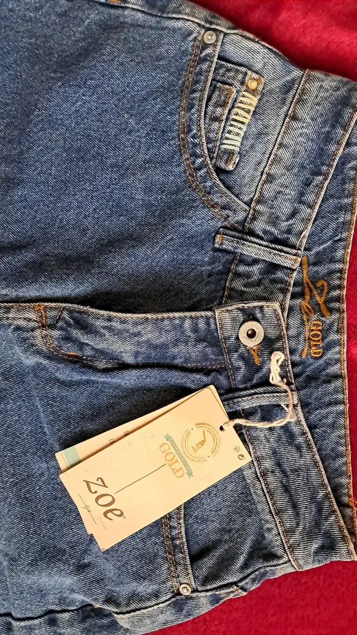 Jeans de mezclilla azul con diseño desgastado - 2