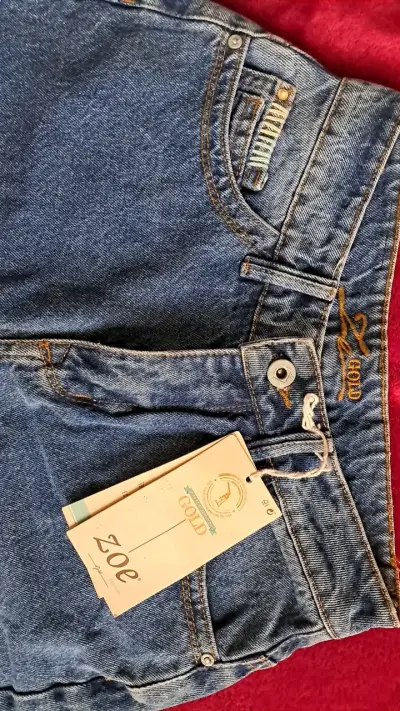 Jeans de mezclilla azul con diseño desgastado - miniatura 2