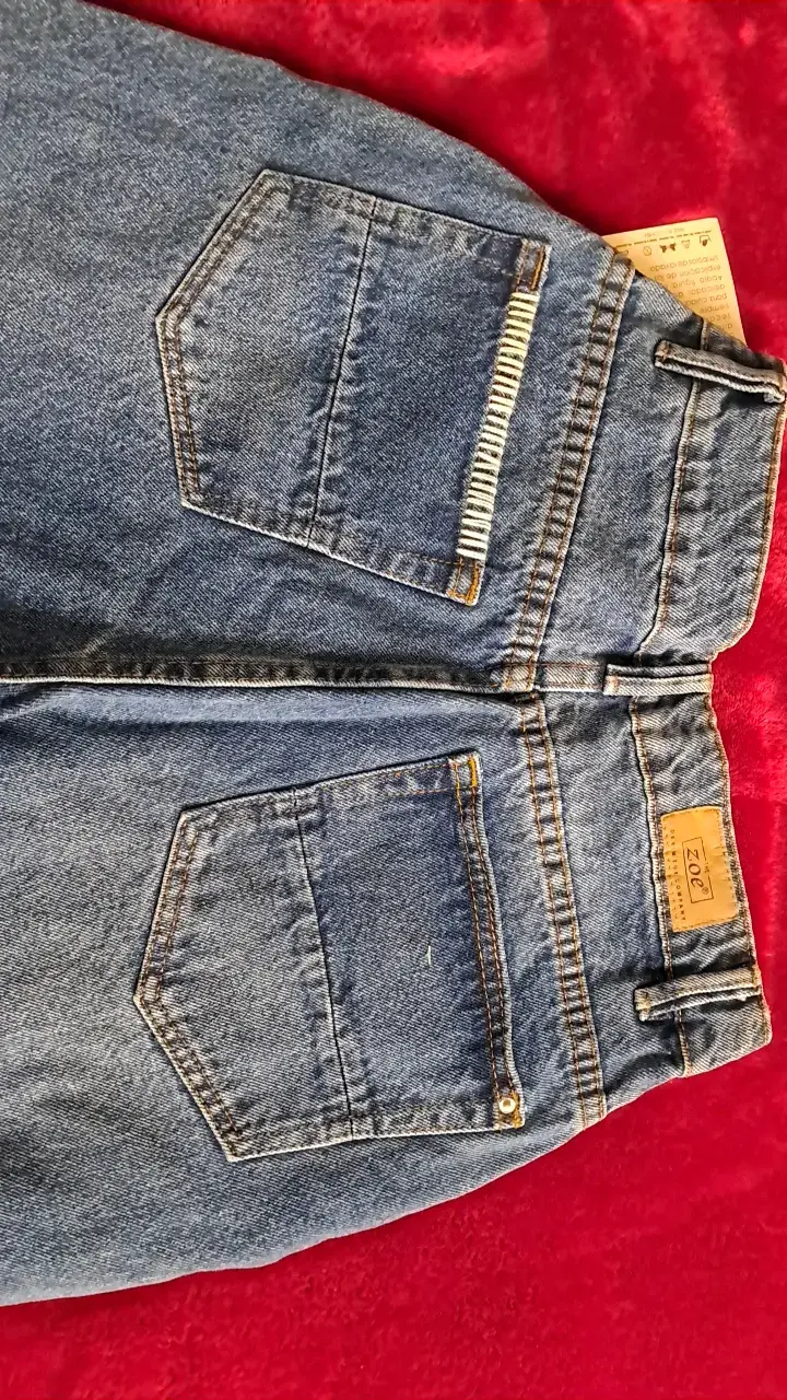 Jeans de mezclilla azul con diseño desgastado - 3