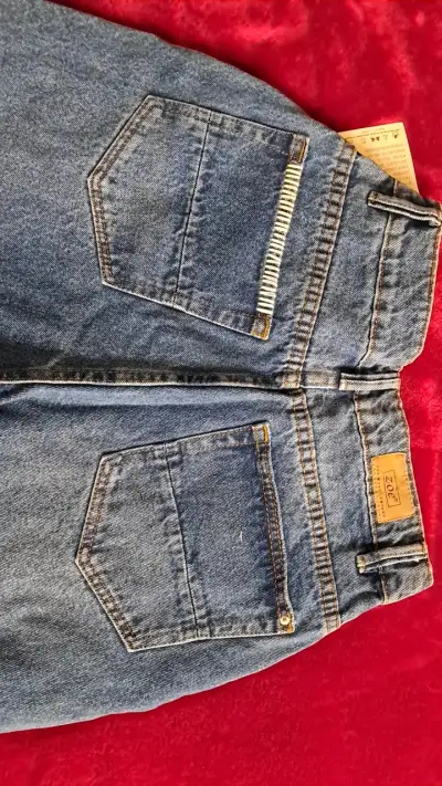 Jeans de mezclilla azul con diseño desgastado - miniatura 3