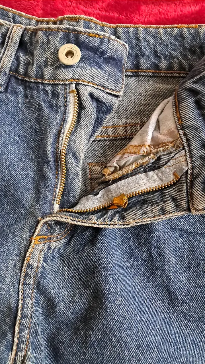 Jeans de mezclilla azul con diseño desgastado - 4