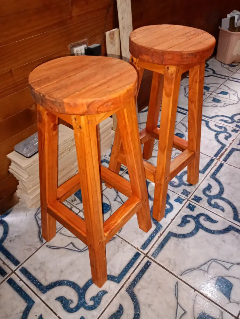 Taburetes de madera reciclada estilo rústico - 5