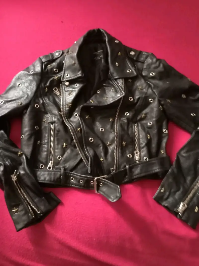 Chaqueta de cuero negra con tachuelas - 1