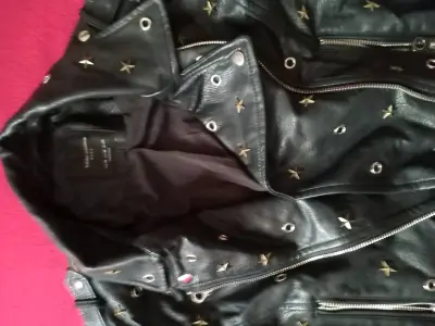 Chaqueta de cuero negra con tachuelas - miniatura 2
