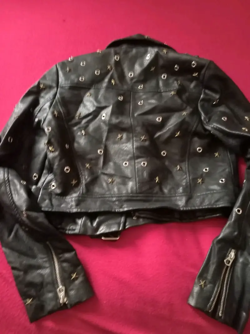 Chaqueta de cuero negra con tachuelas - 3