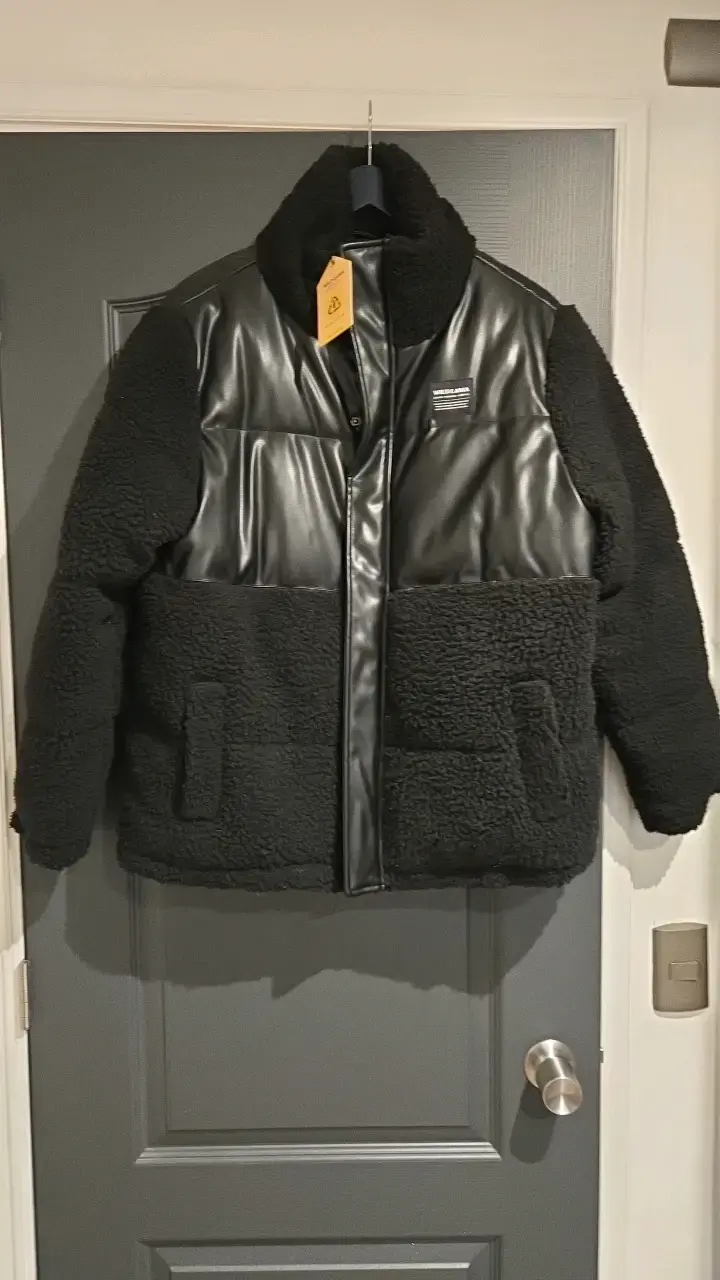 Chaqueta de invierno negra con detalles de cuero sintético