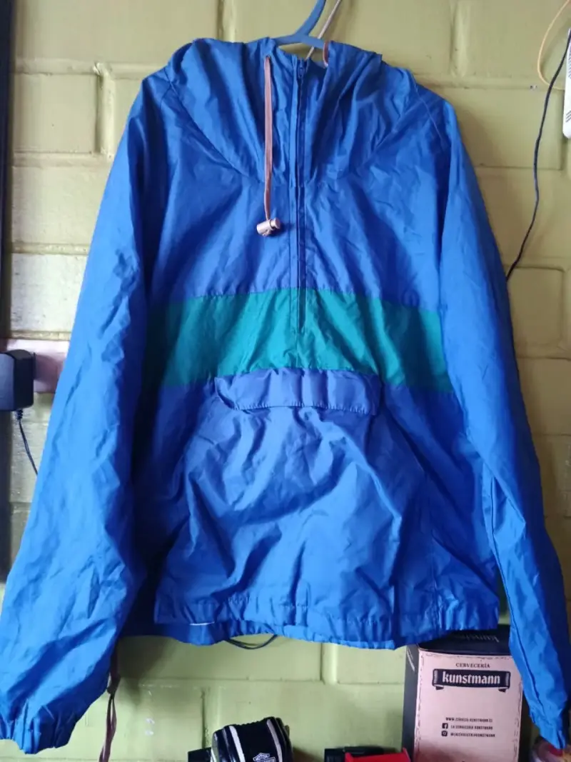 Cortaviento azul con capucha para hombre