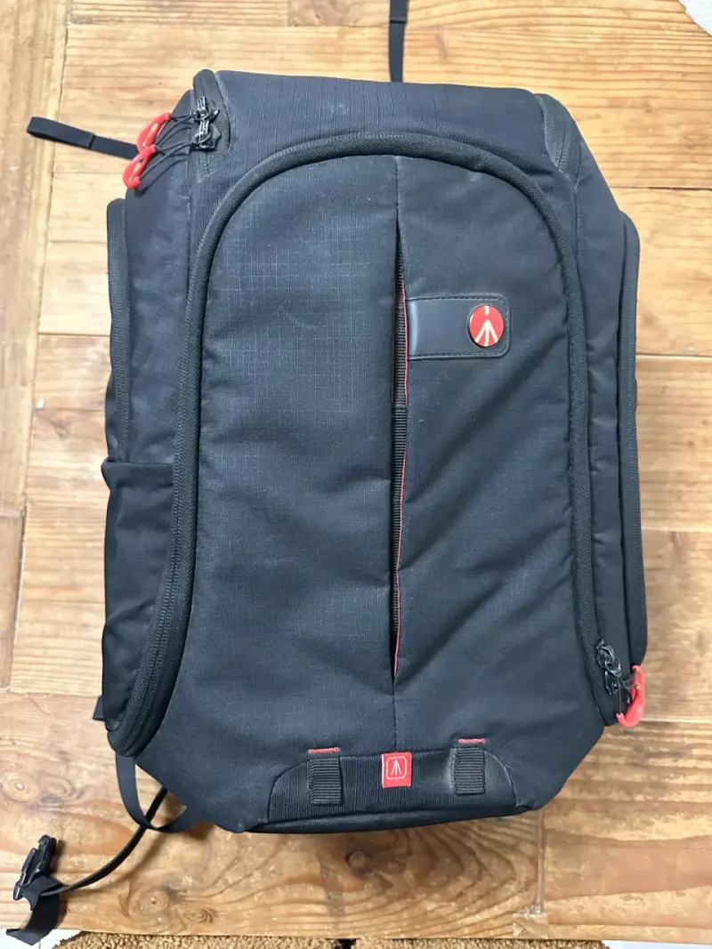 Mochila para cámara Manfrotto negra con compartimentos - 1