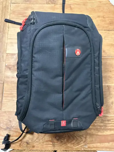 Mochila para cámara Manfrotto negra con compartimentos - miniatura 1