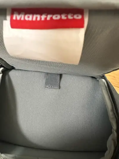 Mochila para cámara Manfrotto negra con compartimentos - miniatura 4