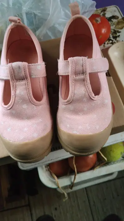 Zapatillas infantiles rosadas con lunares - miniatura 1