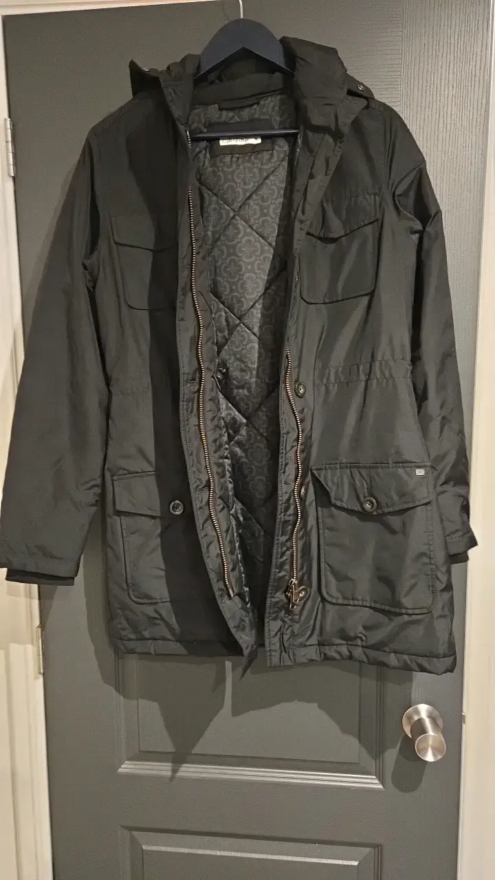 Parka negra con capucha para hombre