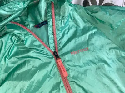 Cortavientos Verde con forro Marmot con Capucha - miniatura 6